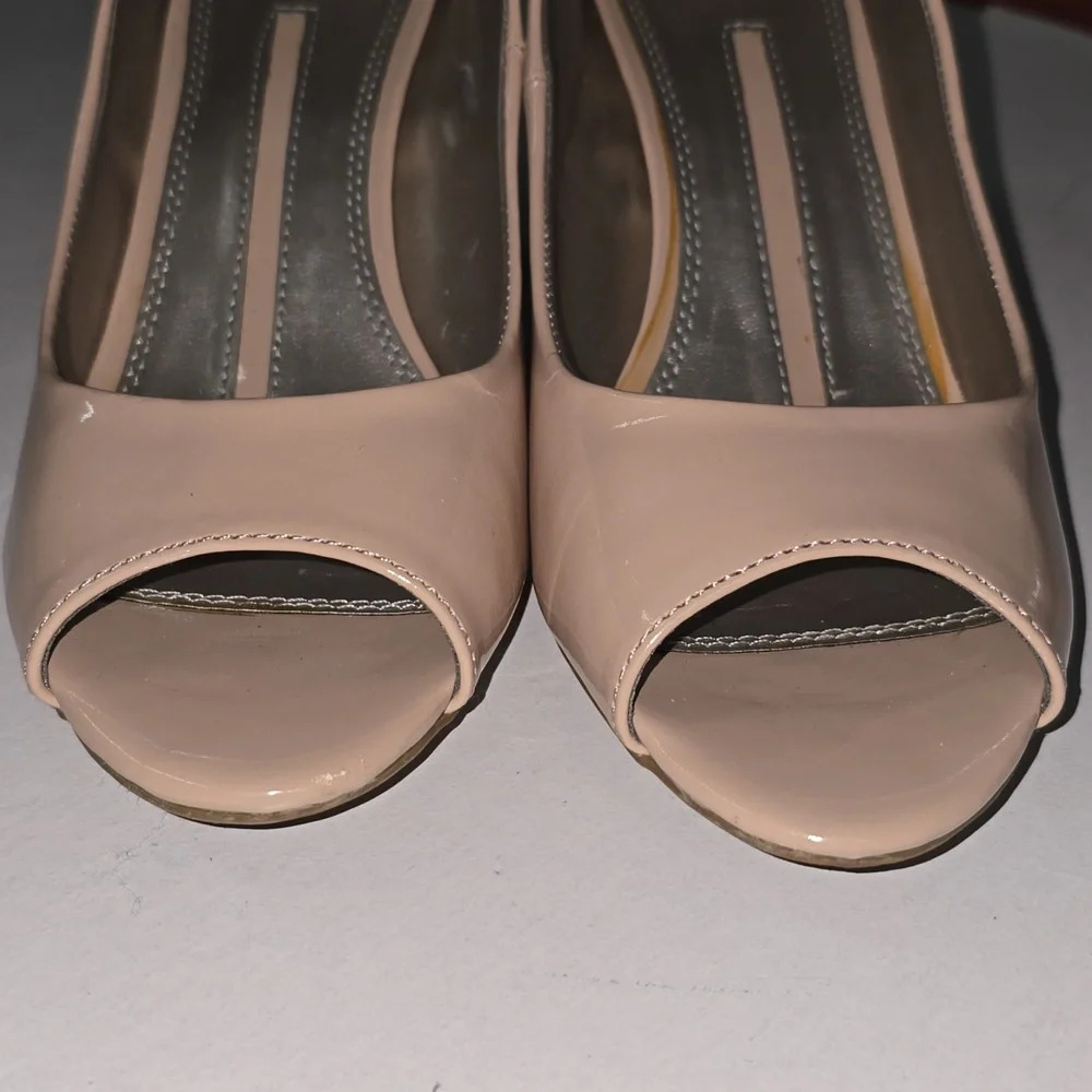 New Directions Beige Nude Heels w Peep Toes Womens Size 8.5 - Picture 11 of 12